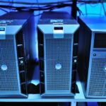 Vue rapprochée des unités de serveur modernes montées en rack dans un centre de données.