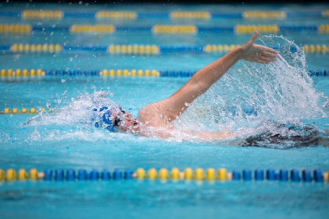 Natation : le secret pour tonifier et affiner votre silhouette avec élégance