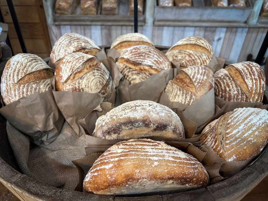 Paniers de pains frais dans une boulangerie, farine visible