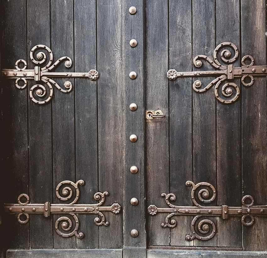 une serrure de porte encastrée dans un montant