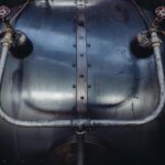 Vue de cuve métallique avec tuyaux, robinets et rivets