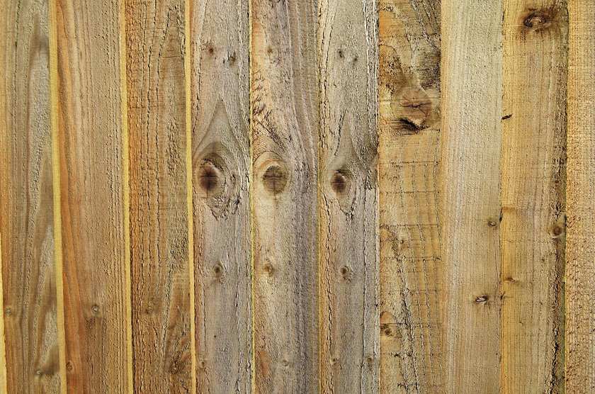 Planches de bois variées en couleurs et textures, alignées verticalement