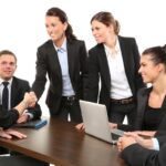 Des collègues professionnels échangent un accord autour d'une table