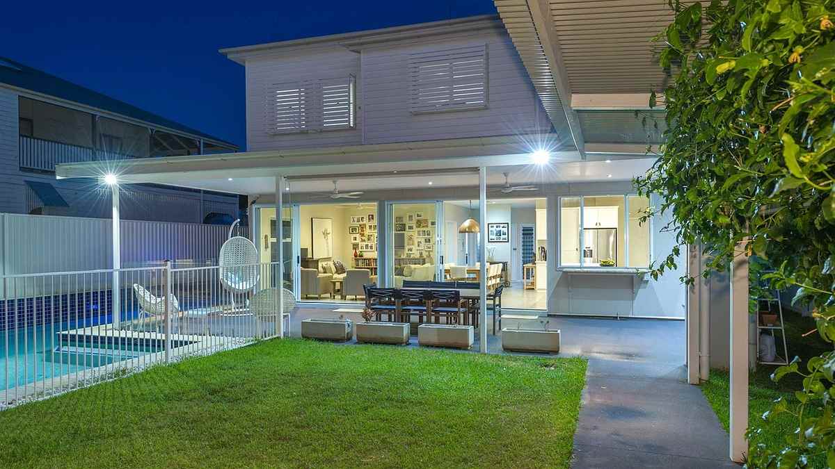 Jardin lumineux avec piscine, maison éclairée et terrasse extérieure Jardin lumineux avec piscine, maison éclairée et terrasse extérieure