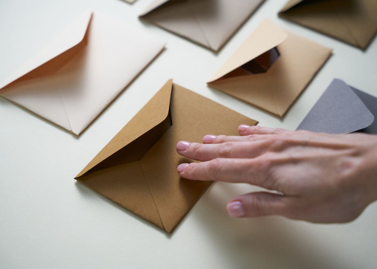 Enveloppe rigide ou polybag : ce qui décide du glissement au tri