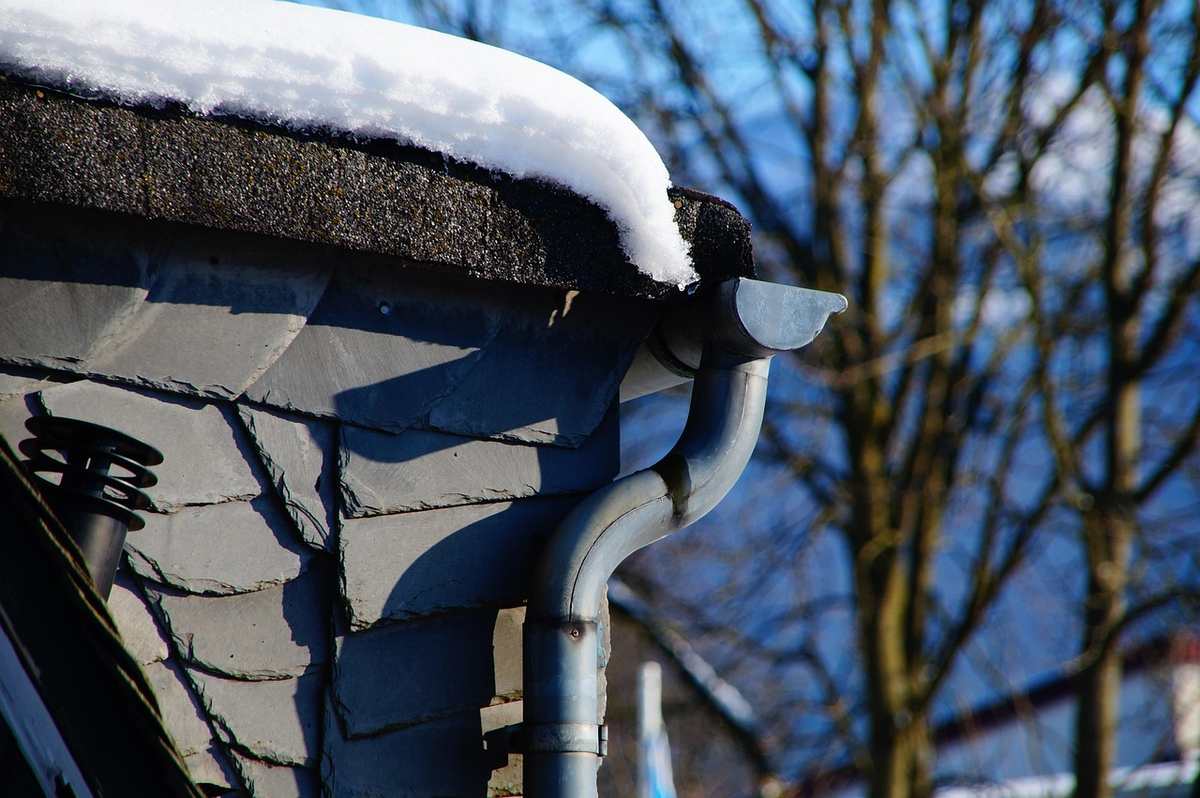Raccorder une gouttière en zinc sur une descente sans soudure